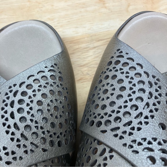 Johnston & Murphy Metallic Half-Medallion Wedge Sandals | Size 11 - Picture 11 of 13